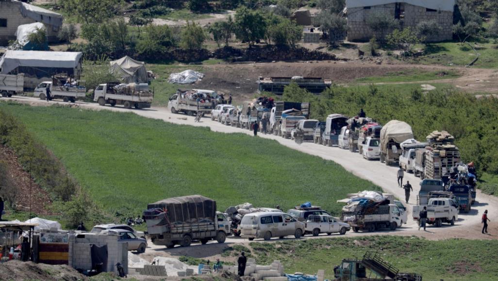 يخاطرون بالعودة إلى إدلب.. كورونا يدق ناقوس الخطر بمخيمات النازحين السوريين سيارات وشاحنات محملة بالنازحين والأجهزة المنزلية سلكت طريقا متعرجا صوب الجنوب عبر محافظة إدلب (رويترز)