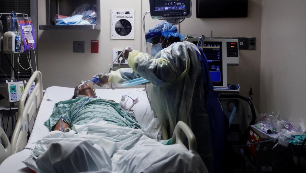 كورونا.. منظمة الصحة تتحدث عن مأساة في دور المسنين والأبحاث لإيجاد علاج تتسارع ممرضة تجري فحصا على مريض بفيروس كورونا في أحد المستشفيات الأميركية بشيكاغو (رويترز)