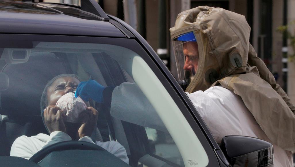 كورونا.. أميركا تسجل ربع الوفيات بالعالم وترامب يدعو الناس للاستمتاع بالشمس الولايات المتحدة فحصت أكثر من 4.6 ملايين شخص للكشف عن كورونا (رويترز)