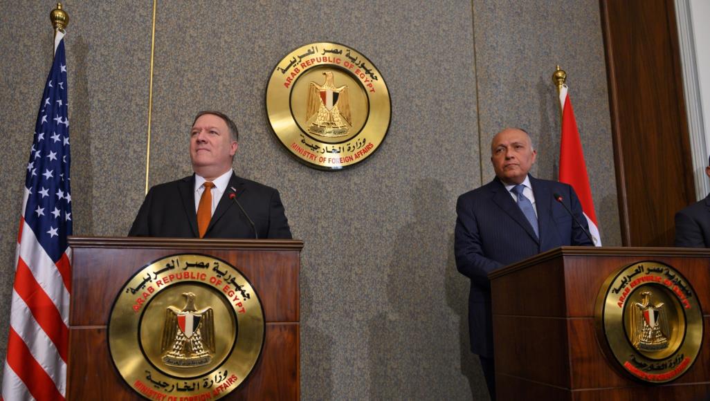 بومبيو يطالب القاهرة بضمان سلامة المعتقلين الأميركيين من فيروس كورونا شكري (يمين) مع بومبيو خلال مؤتمر صحفي بالقاهرة 10 يناير/كانون الأول 2019 (رويترز)