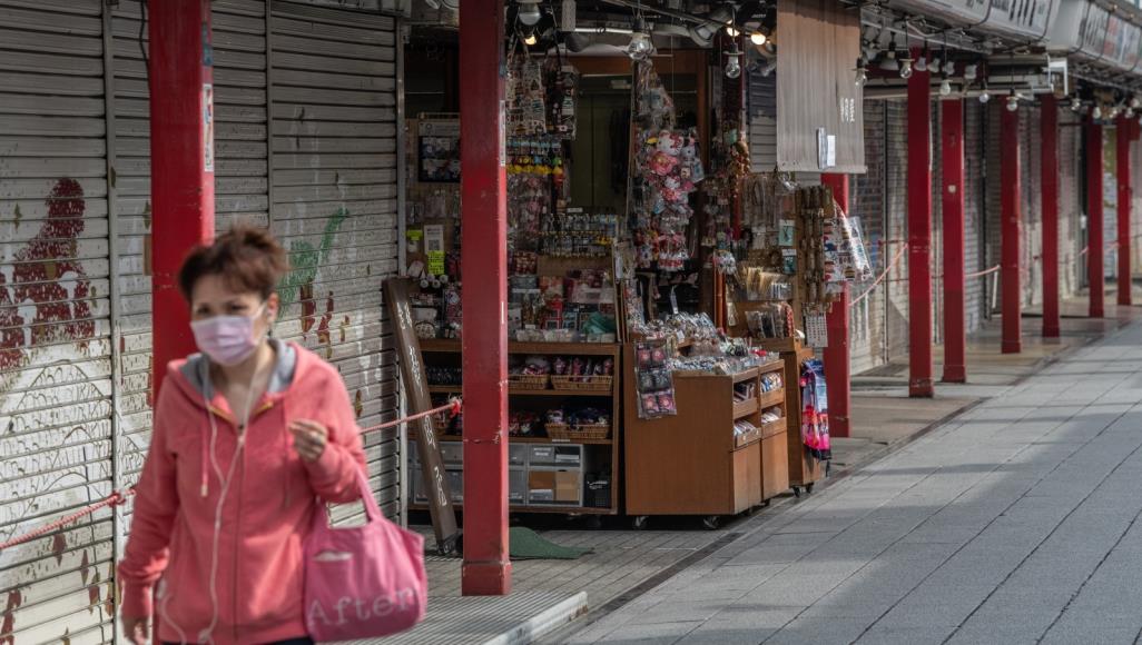 دعا الرجال للتسوق بدلا عن النساء.. انتقادات لرئيس بلدية أوساكا اليابانية سيدة يابانية تمر أمام عدد من المحلات التي أغلق معظمها بسبب انتشار فيروس كورونا المستجد (غيتي)