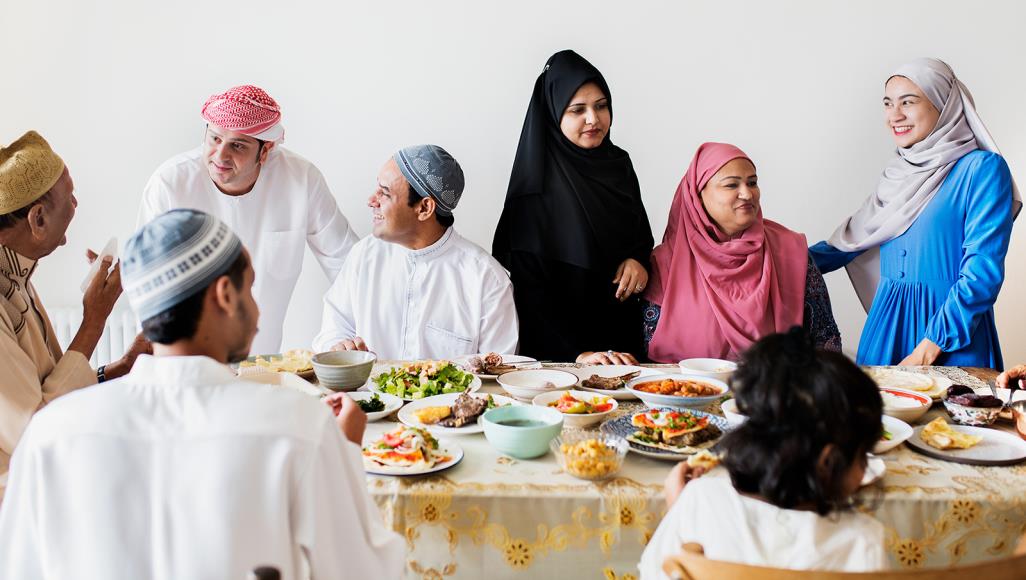 لماذا يحب الجميع ولائم رمضان؟ إليك بدائل موائد الإفطار أثناء العزل الصحي تناول الطعام مع الأصدقاء يقلل من هرمونات الإجهاد التي تدمر أجسامنا (غيتي)