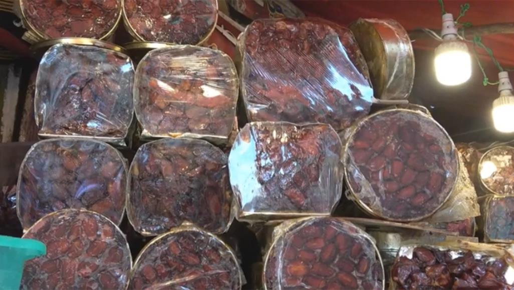 أزمات اقتصادية مركبة.. اليمنيون يشكون ارتفاع الأسعار مع رمضان بدأ بيع التمور بالأسواق اليمنية قبل رمضان (الجزيرة نت)