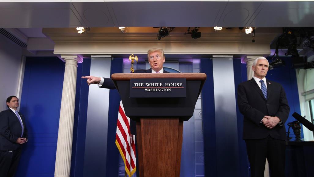 بأمر من ترامب.. كورونا لن يعرقل ترحيل المهاجرين المخالفين من الولايات المتحدة ترامب خلال مؤتمر صحفي عقده قبل يومين بشأن تطورات فيروس كورونا (رويترز)