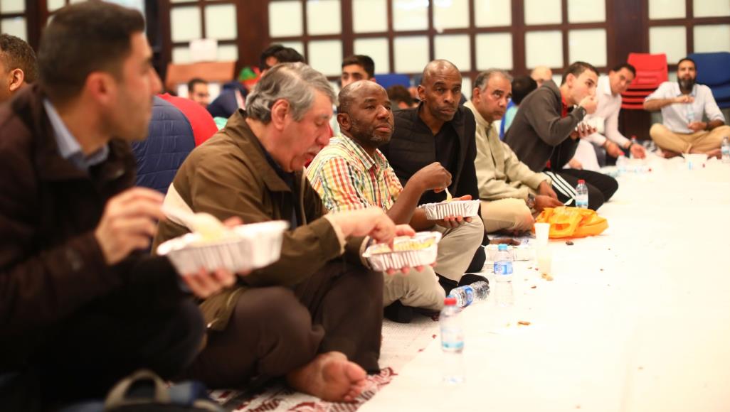 برلماني بريطاني يقرر صوم أسبوع من رمضان مسلمون يتناولون وجبة الإفطار خلال رمضان الماضي في أحد مساجد العاصمة لندن (غيتي-أرشيف)