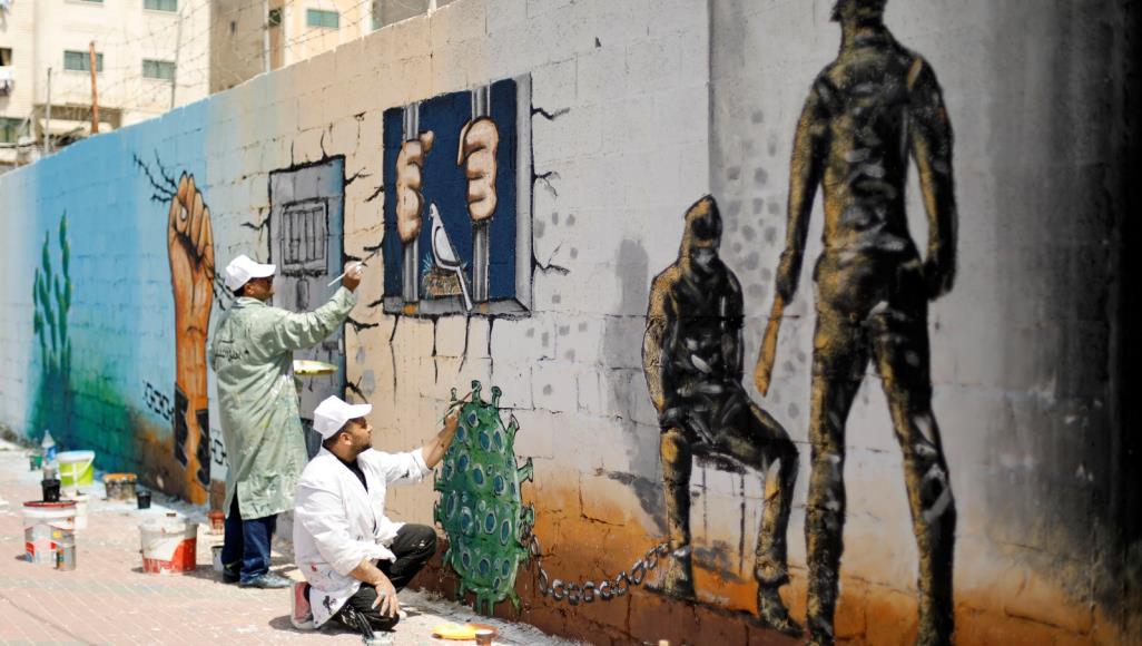 الكشف عن إصابة أسير فلسطيني بكورونا وسط أنباء عن تقدم بمباحثات صفقة التبادل فنانو غرافيتي في غزة يتعاطفون مع الأسرى في ظل أزمة كورونا (رويترز)