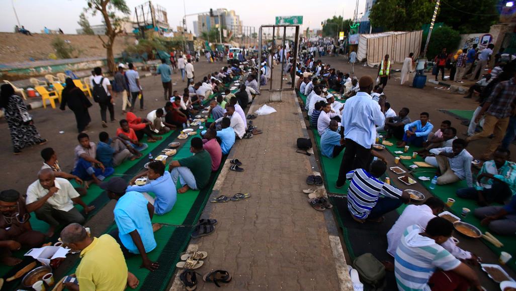 رمضان في السودان.. "الحلومر" وإفطار الطريق تحت وطأة كورونا السودانيون في رمضان يحيون عادة إفطار الطريق لكن في زمن جائحة كورونا يخشى كثيرون من عدم استمرارها (الفرنسية)