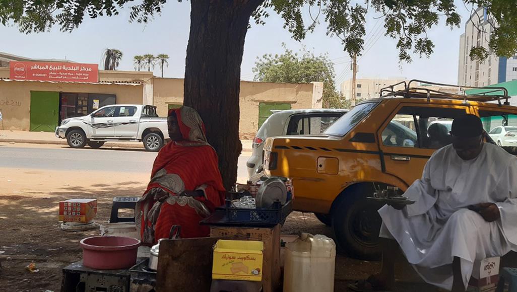 "زوبة" اضطرت للاستدانة لتغطية تكاليف المعيشة (الجزيرة)
