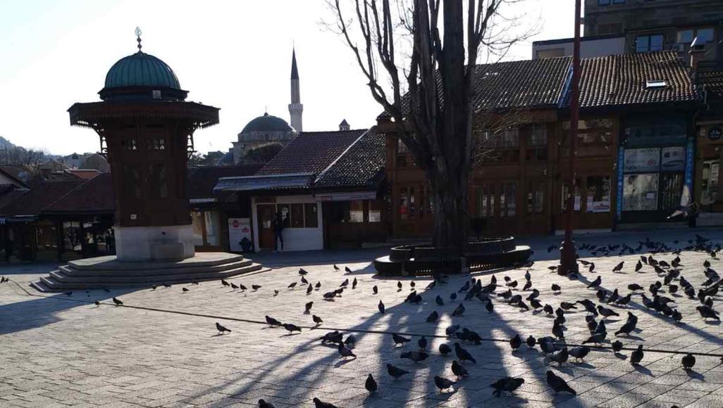 مدرسة الحياة.. لماذا يتعايش البوسنيون بسهولة مع حصار كورونا؟ ميدان السبيل الشهير في سراييفو خال من الناس (الجزيرة)