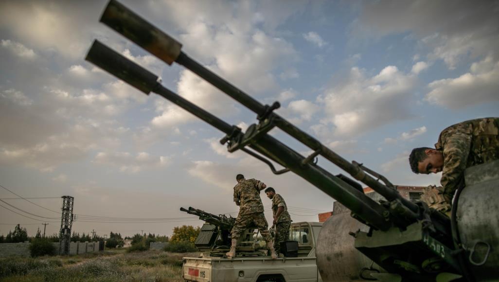 أول أيام رمضان.. حفتر يعاود قصف طرابلس والوفاق ترد بضربات جوية على قاعدة الوطية حكومة الوفاق حققت تقدما في الآونة الأخيرة وتقدمت في محيط قاعدة الوطية الجوية التي تسيطر عليها قوات حفتر (رويترز)