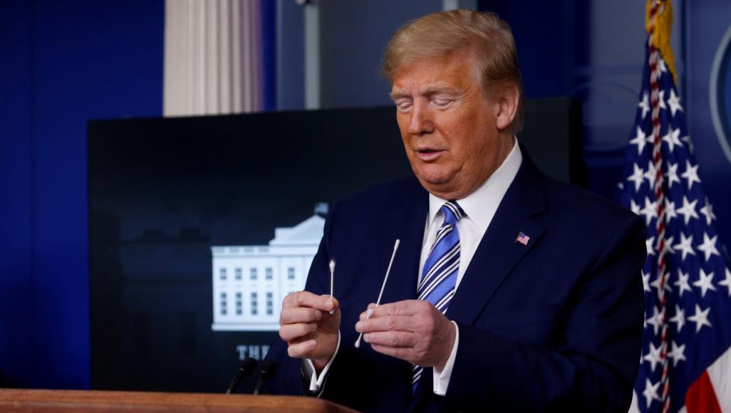 بعد إثارته لغطا وانتقادات بشأن حقن مرضى كورونا بالمعقمات.. ترامب يتراجع: كنت أتحدث بسخرية ترامب أثار العديد من اللغط في أسلوب التعامل مع انتشار كورونا والوقاية منه (رويترز)