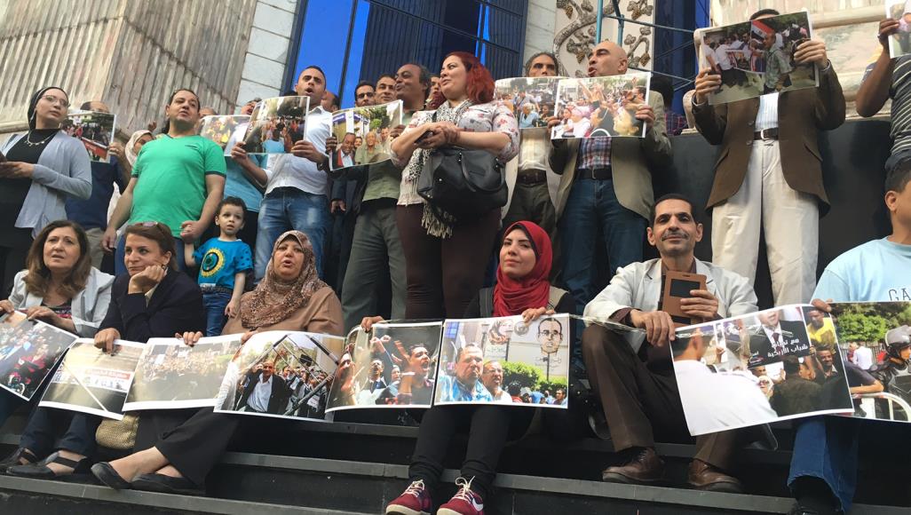 مراسلون بلا حدود تدعو مصر والسعودية لإطلاق سراح الصحفيين المعتقلين بسجونهما مظاهرة لصحفيين مصريين على سلم نقابتهم بالقاهرة (الجزيرة)