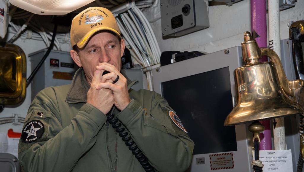 أقيل لتسريبه خبر تفشي كورونا بين البحارة.. توصية بإعادة قائد حاملة طائرات أميركية إلى منصبه القائد بريت كروزير أصيب بفيروس كورونا إلى جانب أزيد من 800 من بحارة "ثيودور روزفلت" (رويترز)