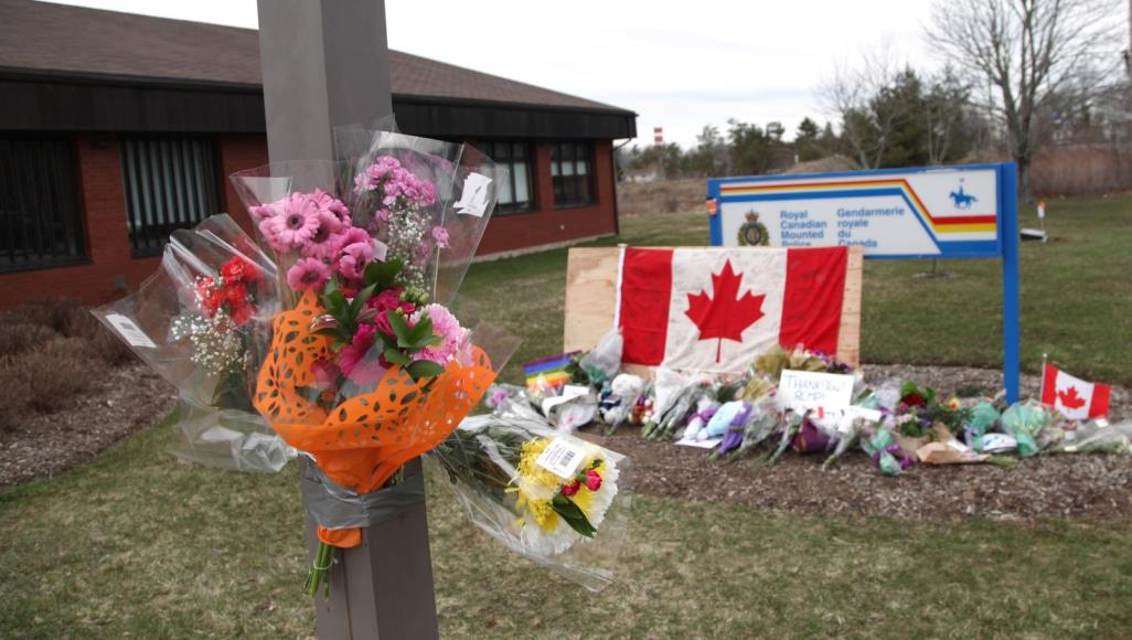 المنفذ تشاجر مع صديقته.. الشرطة الكندية تكشف تفاصيل أسوأ مجزرة بتاريخ البلاد حداد على الضحايا أمام قسم الشرطة (الفرنسية)