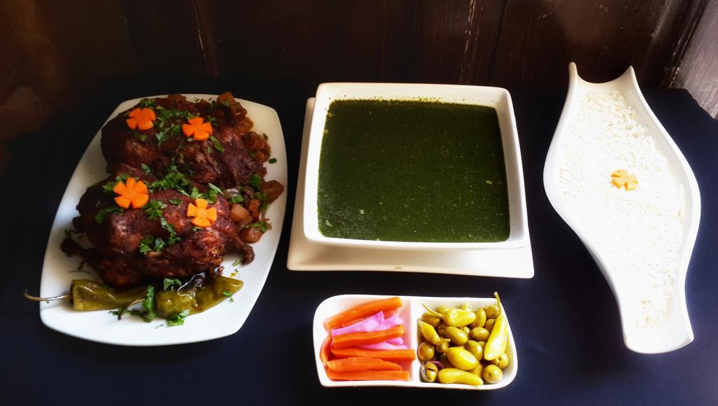 الملوخية "سيدة" المائدة الرمضانية الأولى.. أطباق لا تغيب عن موائد الأمهات في غزة طبق ملوخية من إعداد الشيف ولاء يوسف (الجزيرة)