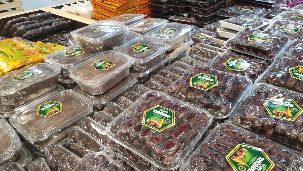 التسوق الرمضاني في لبنان.. اقتصاد في المشتريات وتقنين الأساسيات الكثير من العائلات اللبنانية يقبل على شراء التمر بأنواعه كفاكهة مرتبطة ارتباطا وثيقا بشهر رمضان (الجزيرة)