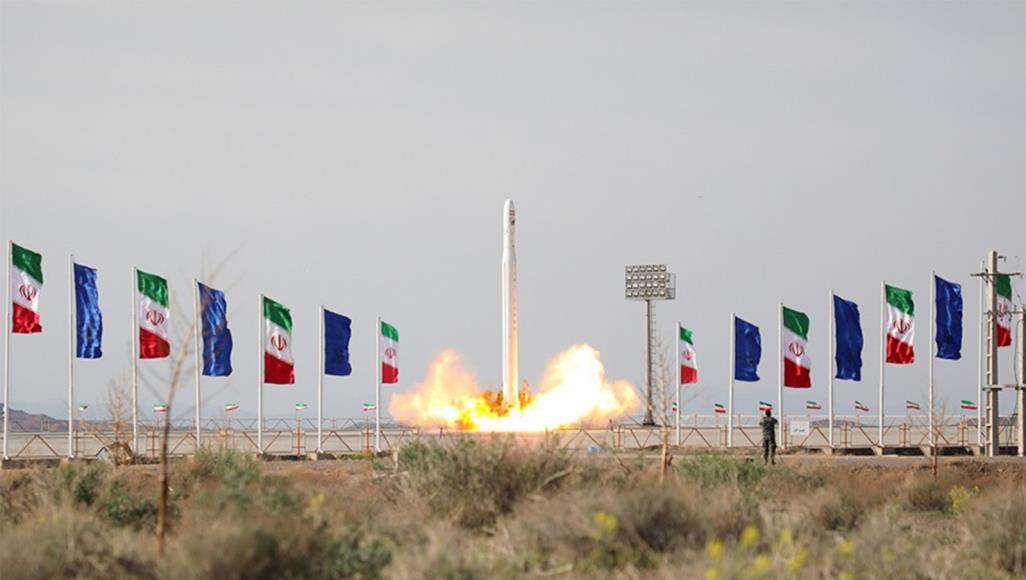 واشنطن تدعو لتمديد حظر الأسلحة على إيران.. وطهران تنفي خرقها القرارات الدولية صورة نشرها الحرس الثوري لعملية إطلاق القمر الصناعي العسكري "نور 1" نحو الفضاء