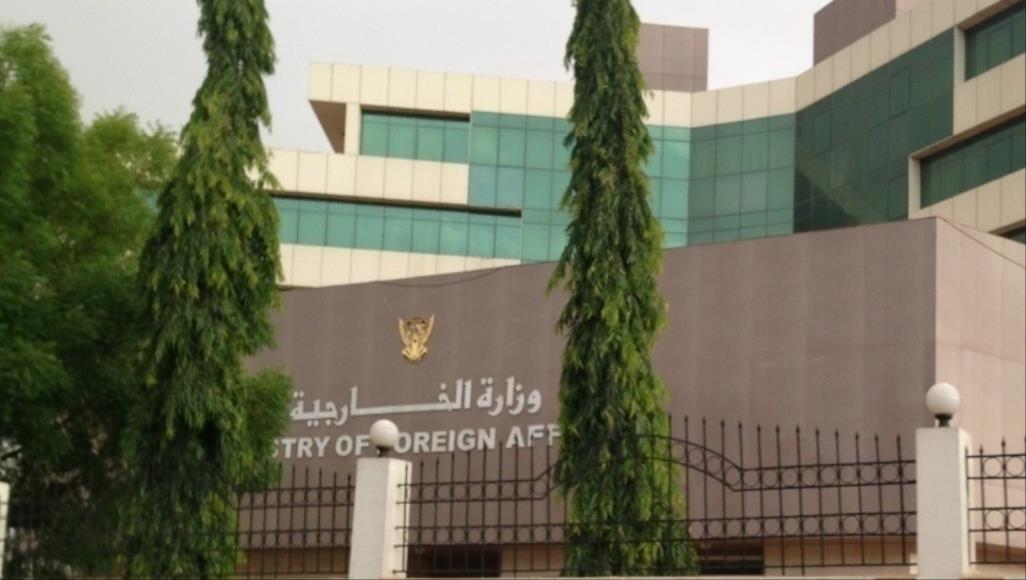 الحكومة الانتقالية بالسودان تحدد شروط قبولها لبعثة أممية طلبتها مقر وزارة الخارجية السودانية بالخرطوم (الجزيرة)