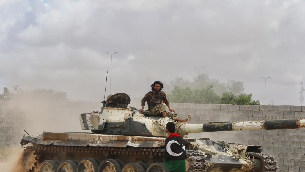 ضربات الوفاق على قاعدة الوطية تجبر قوات تابعة لحفتر على الانسحاب منها قوات حكومة الوفاق تمركزت قرب قاعدة الوطية (الأناضول)