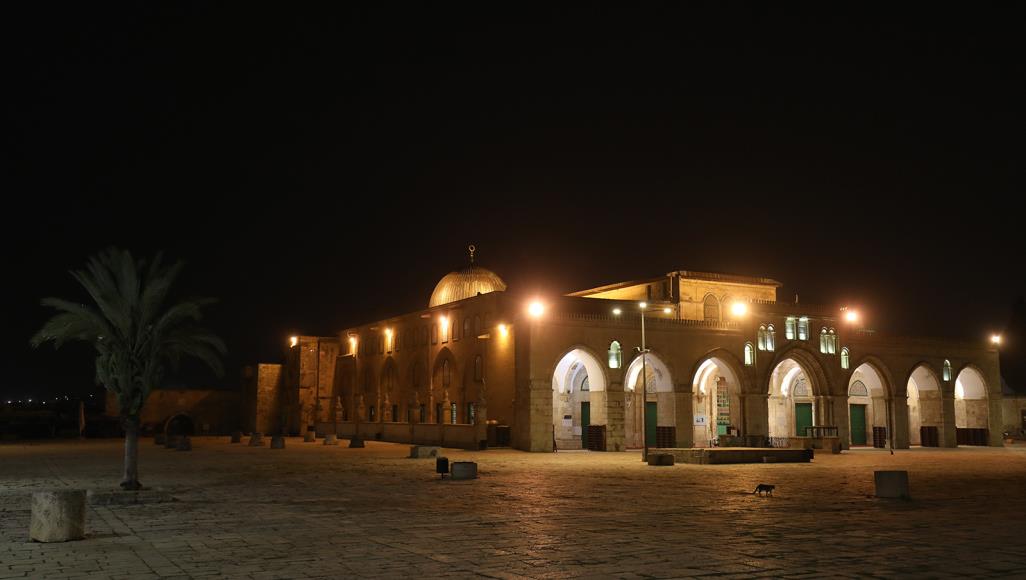 في ظل اختفائها بسبب كورونا.. مقدسيون يتذكرون أجواء القدس الرمضانية ساحات المسجد الأقصى فارغة في صلاة التراويح الأولى من شهر رمضان (الجزيرة نت)