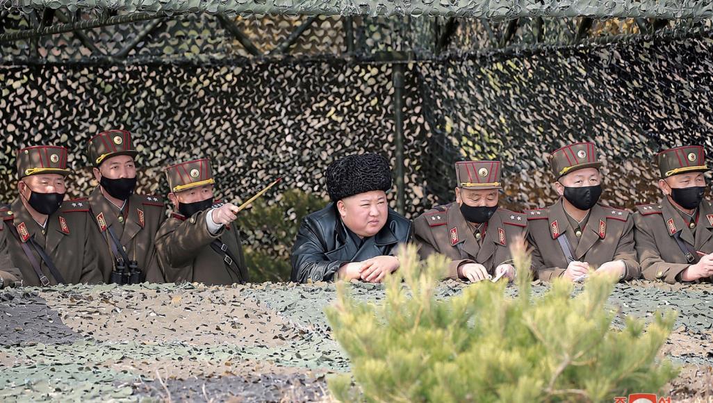 كوريا الشمالية.. قطار الزعيم والأنباء المتضاربة حول صحته كيم جونغ أون يراقب تمرينا بين وحدات المدفعية في كوريا الشمالية 12 مارس/آذار الماضي (رويترز)