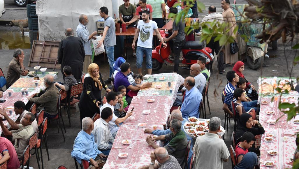 مصر.. كورونا يُخفي موائد الرحمن ويشجع مبادرات خير تدعّم الفقراء الحكومة المصرية حظرت موائد الرحمن خوفا من انتشار كورونا بين الصائمين (الجزيرة)