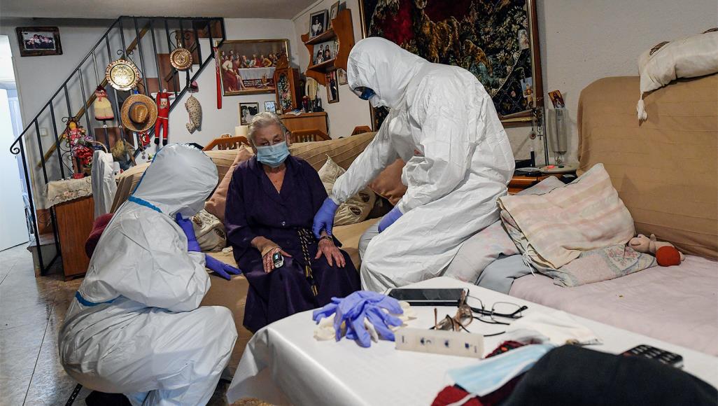 إلباييس: محنة كورونا أثبتت أهميتها.. وظائف ومهن تستحق أكثر من التصفيق العاملون في قطاع الصحة ودور رعاية المسنين لعبوا أدوارا كيبرة في إنقاذ حياة الكثيرين