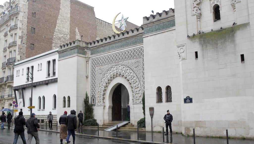 تحت ضغط كورونا.. مسلمو فرنسا يجدون صعوبة في دفن موتاهم بسبب كورونا، مسلمو فرنسا اضطروا إلى دفن موتاهم في مقابر غير مخصصة للمسلمين (غيتي)