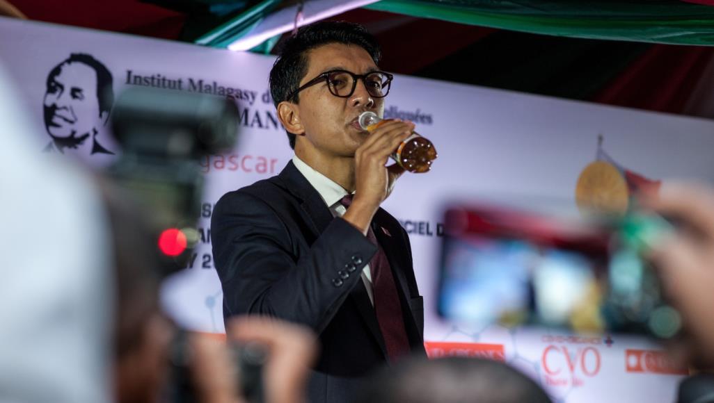 بعد مطهرات ترامب.. رئيس مدغشقر يروج "للمشروب المعجزة" في مواجهة كورونا رئيس مدغشقر قال إن المشروب العشبي يعطي نتائج في سبعة أيام (الأناضول)