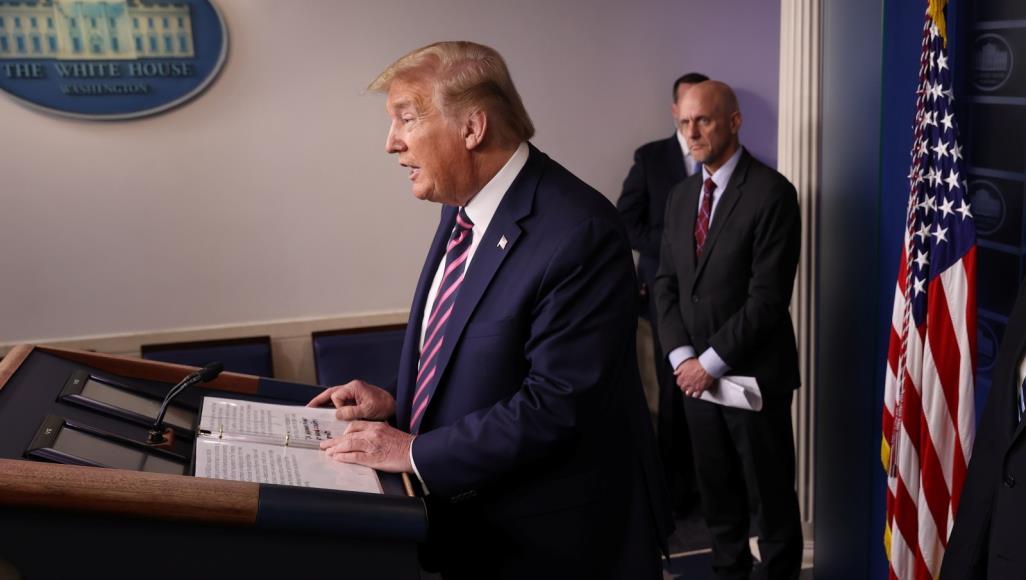 ترامب بصدد وقف مؤتمره الصحفي حول كورونا ومعلومات عن عزمه تغيير وزير الصحة ترامب عاد لاتهام الصحافة الأميركية بتزييف الحقائق وخداع الجمهور (رويترز)