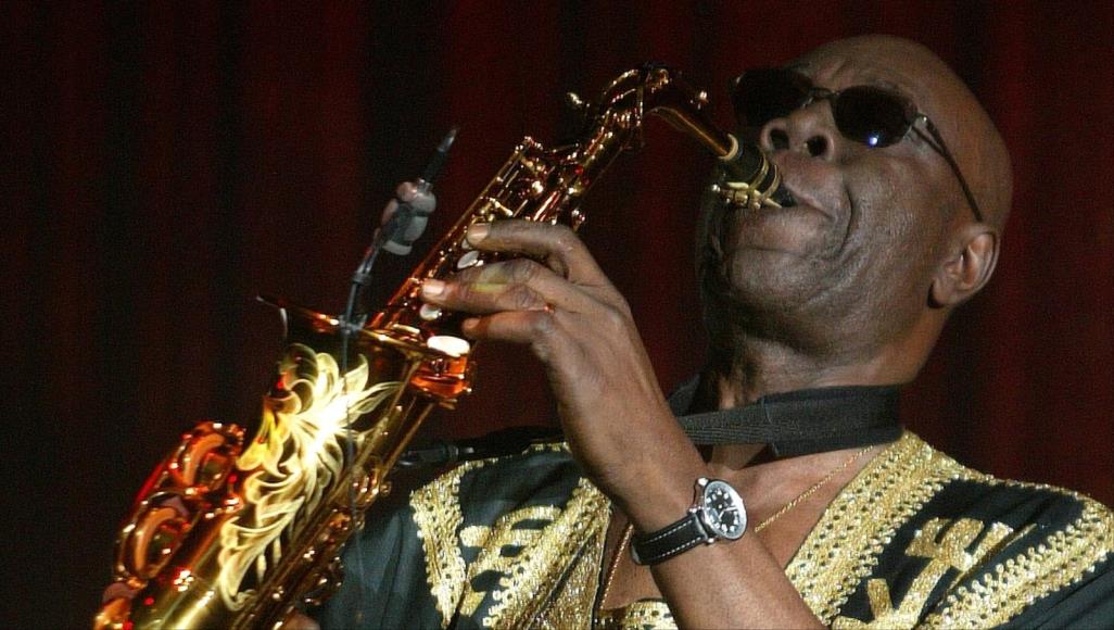 أفريقيا وكورونا.. سياسيون ومشاهير قتلهم الفيروس الموسيقار الكاميروني العالمي مانو ديبانغو توفي في 24 مارس/آذار الماضي في فرنسا متأثرا بالفيروس (رويترز)