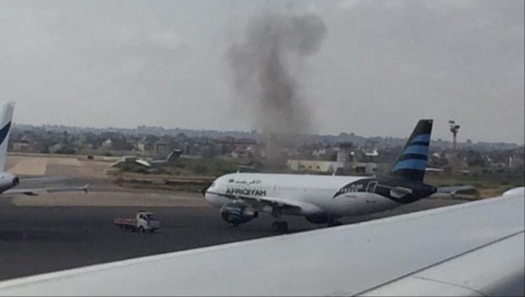 حفتر يفتح النار مجددا على أحياء طرابلس ويقصف مطار معيتيقة الدولي مطار معيتيقة الدولي هدف دائم لغارات قوات حفتر (الجزيرة)