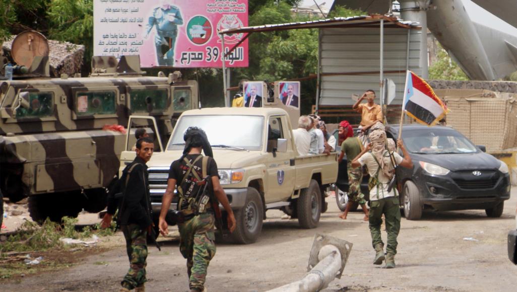 دعت لتدخل عربي ودولي.. الحكومة اليمنية تدين إعلان المجلس الانتقالي الحكم الذاتي بالجنوب الحكومة اليمنية دعت التحالف السعودي الإماراتي إلى تحمل مسؤولياته التاريخية تجاه وحدة وسلامة أراضي اليمن (الجزيرة)