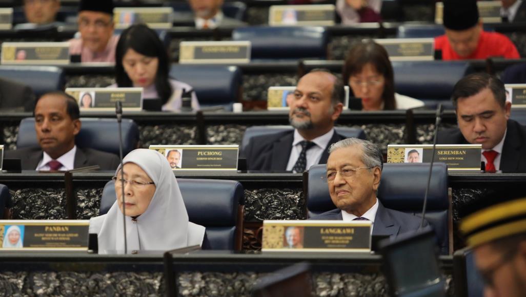 أزمة في برلمان ماليزيا.. هل دخلت الحكومة الحجر الصحي لحماية نفسها؟ جلسة برلمانية سابقة (الأناضول)