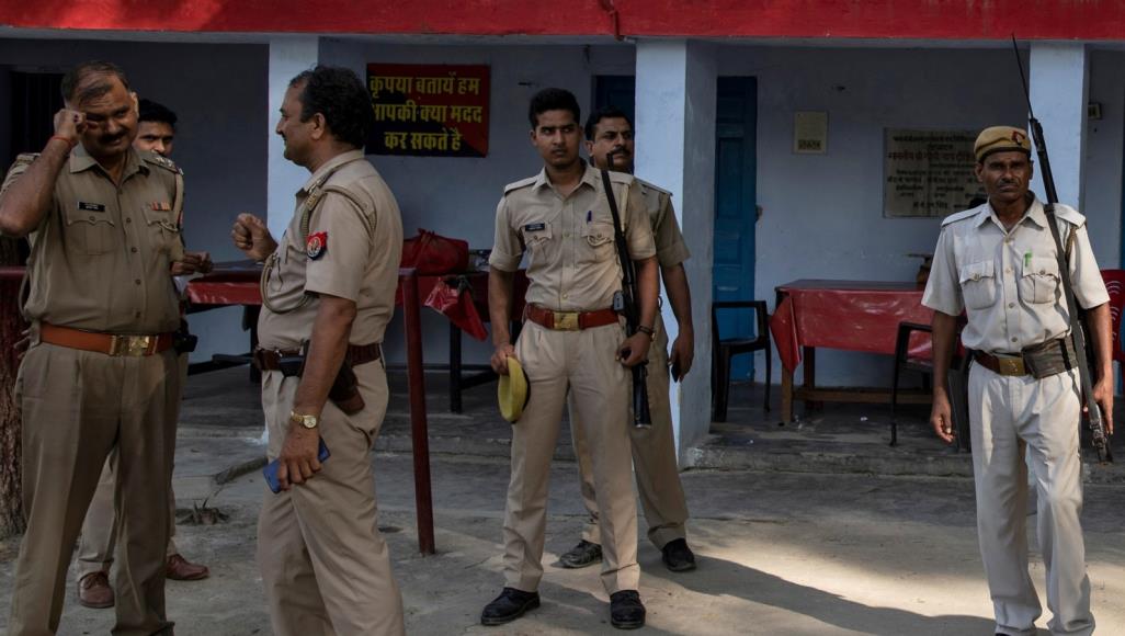 يحدث في الهند.. عزلت منفردة خوفا من كورونا فتعرضت لاغتصاب جماعي الشرطة الهندية اعتقلت ثلاثة رجال على ذمة القضية (رويترز)