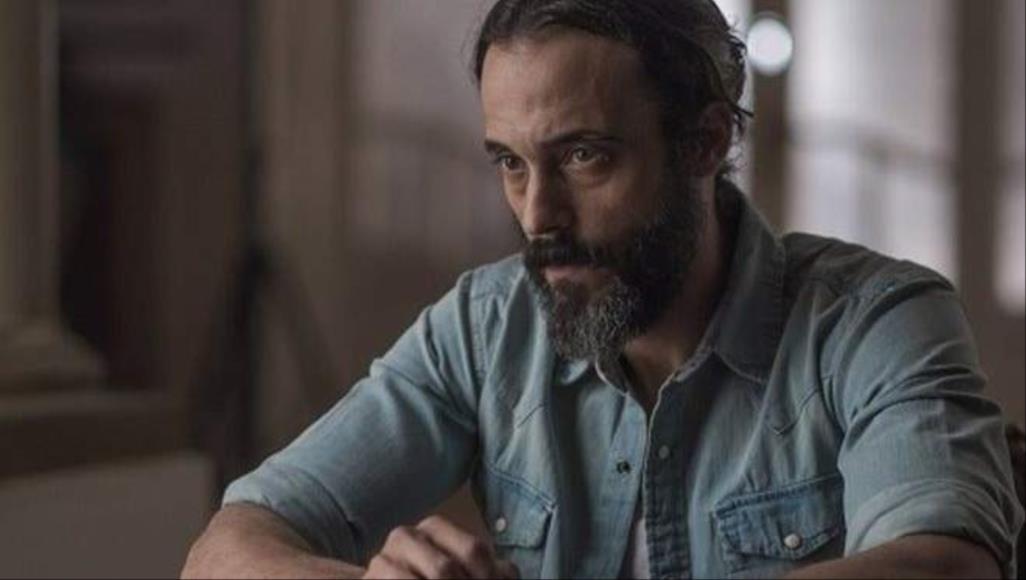 يوسف الشريف بطل "النهاية" وعمرو سمير عاطف مؤلف العمل (الجزيرة)