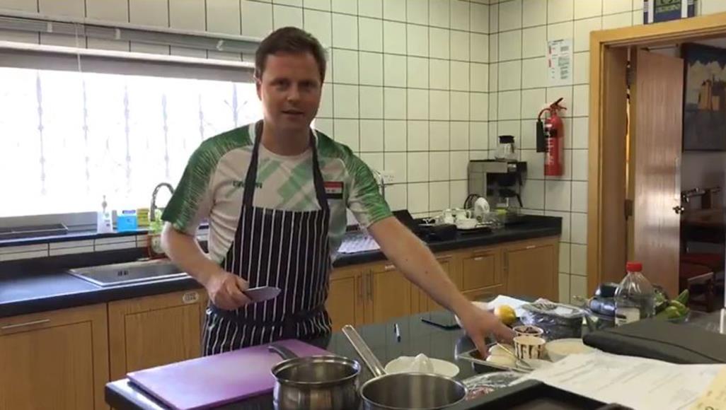 بالفيديو: إفطار عراقي ولعبة فلكلورية.. هكذا يحتفل سفير بريطانيا برمضان في بغداد هيكي اشتهر على مواقع التواصل بنشر مقاطع فيديو وهو يطبخ الدولمة العراقية (مواقع التواصل)