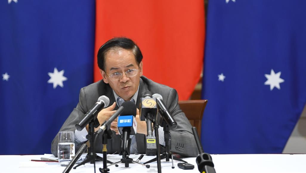 عقب دعوة للتحقيق بإدارة بكين لأزمة كورونا.. الصين تهدد بمقاطعة أستراليا اقتصاديا السفير الصيني في أستراليا يتحدث خلال مؤتمر صحفي سابق بالعاصمة كانبرا (الأوروبية)