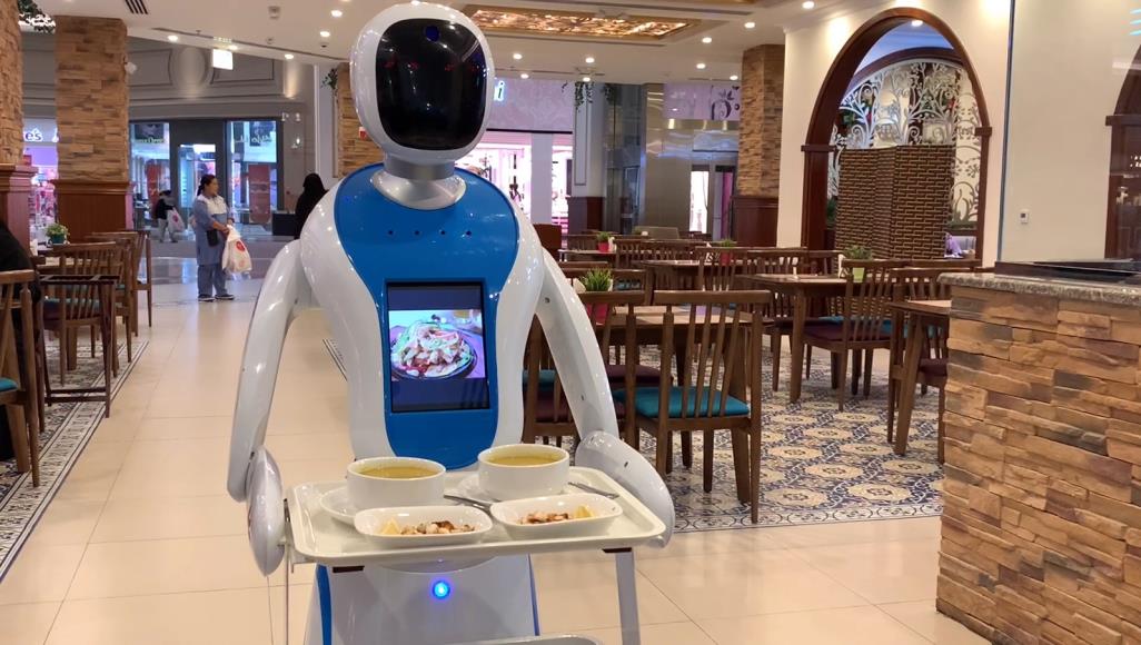 لا تخافوا على وظائفكم.. كورونا قوض أسطورة الروبوتات وسيطرة الذكاء الاصطناعي مات سيمون يرى أن الكارثة الاقتصادية الراهنة جراء تفشي فيروس كورنا قوضت أسطورة الروبوتات العمالية وسيطرة الذكاء الاصطناعي (الجزيرة)