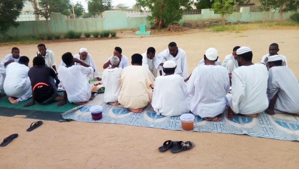 رغم كورونا.. "برش رمضان" يصمد ويتحدى الإغلاق الكامل بالخرطوم لا يكتفي رواد "برش رمضان" بتناول الإفطار فقط، لأن ثمة جلسات للتسامر تعقبه يتم خلالها شرب القهوة والشاي (الجزيرة)