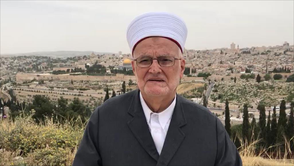 "لن ترى المسجد إلا في الصور".. قوات الاحتلال تهدد خطيب الأقصى وتداهم منزله الشيخ عكرمة صبري شدد على رفض استغلال الاحتلال أزمة كورونا في فرض واقع جديد بالأقصى المبارك (الجزيرة)