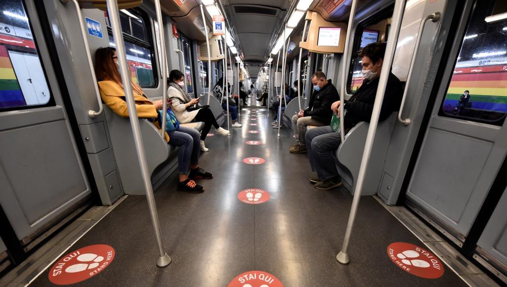 أردوغان يقدم مساعدات طبية للولايات المتحدة.. الحركة تعود لشوارع عربية ومصانع السيارات الإيطالية تستأنف الإنتاج صورة التقطت الاثنين لركاب داخل عربة مترو بمدينة ميلانو الإيطالية (رويترز)