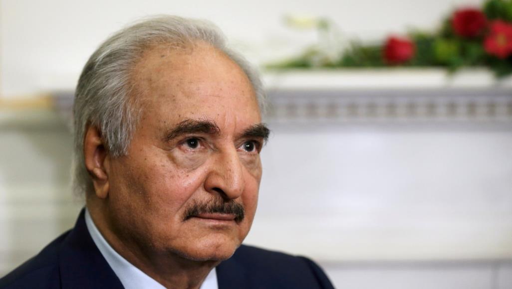 حفتر يعلن إسقاط اتفاق الصخيرات ويفوض نفسه لإدارة ليبيا حفتر سبق أن دعا الليبيين إلى إسقاط اتفاق الصخيرات (رويترز)