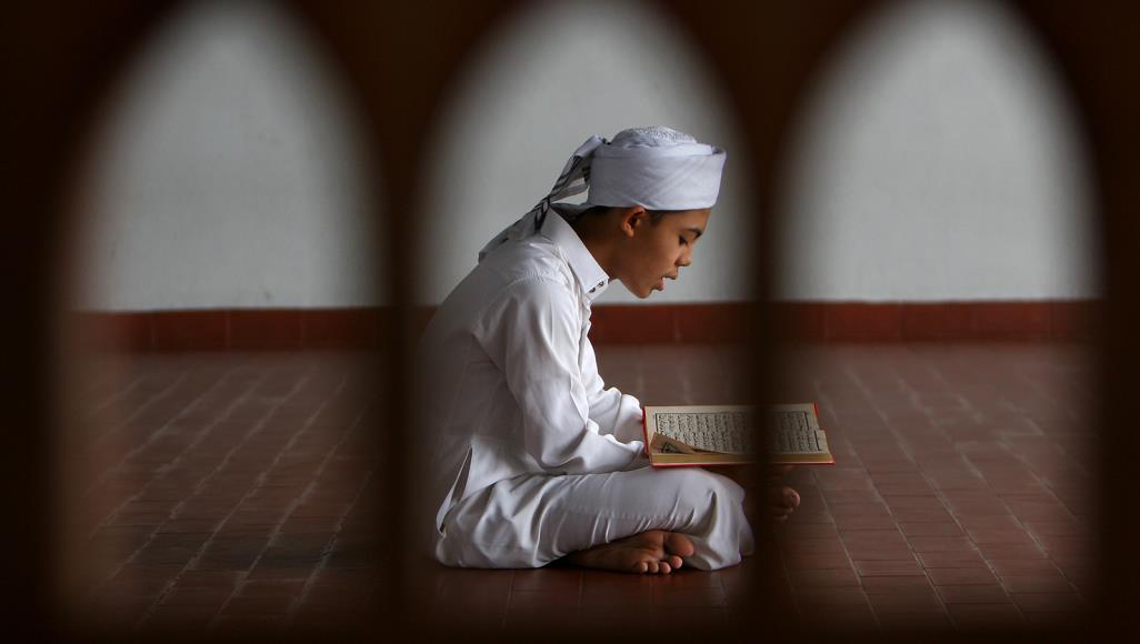 بخطوات بسيطة في رمضان.. عوّدي أطفالك الصوم والصلاة والصبر والعطاء شهر رمضان فرصة مناسبة لتدريب الطفل على الصلاة والصوم لما يحمله من أجواء روحانية (الفرنسية)