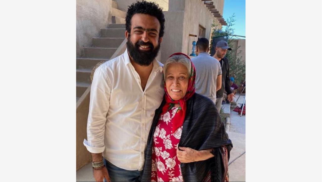 الفنانة الكويتية حياة الفهد في كواليس مسلسل "أم هارون" (الجزيرة)