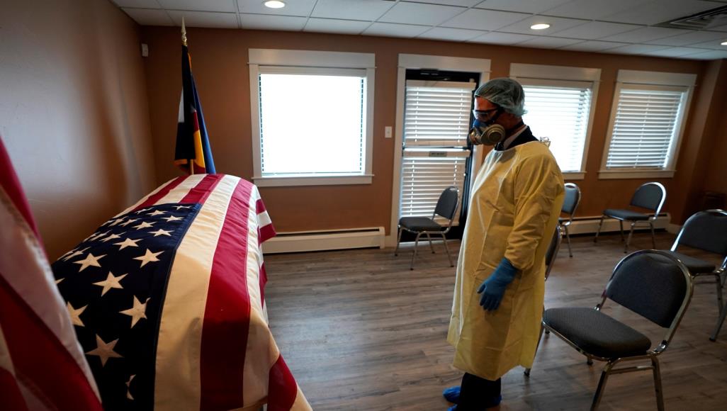 كورونا.. أكثر من 210 آلاف وفاة وتوقعات باستمرار نزيف الموتى في الولايات المتحدة توقعات تشير إلى أن عدد وفيات كورونا في أميركا سيتجاوز 74 ألفا بحلول أغسطس/آب (رويترز)