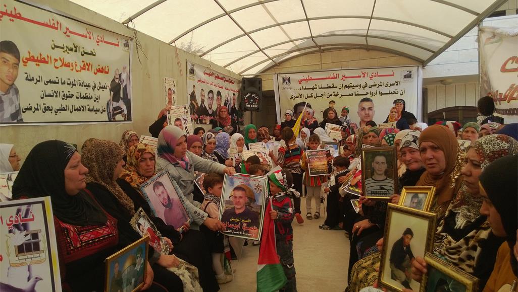 بتهديد البنوك التي يتعاملون معها.. إسرائيل توسع ملاحقتها للأسرى من اعتصام سابق أمام مقر الصليب الأحمر تضامنا مع الأسرى (الجزيرة نت)