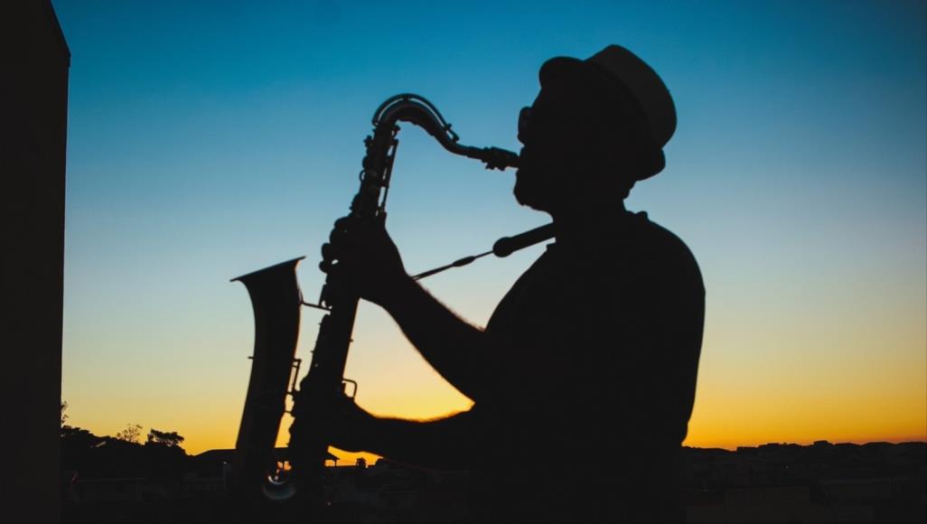 البلوز والجاز.. قصة موسيقى عالمية ذات جذور عربية وإسلامية العديد من فناني الجاز اعتنقوا الإسلام وتأثرت أعمالهم بالألحان والروحانيات الإسلامية (بكسلز)