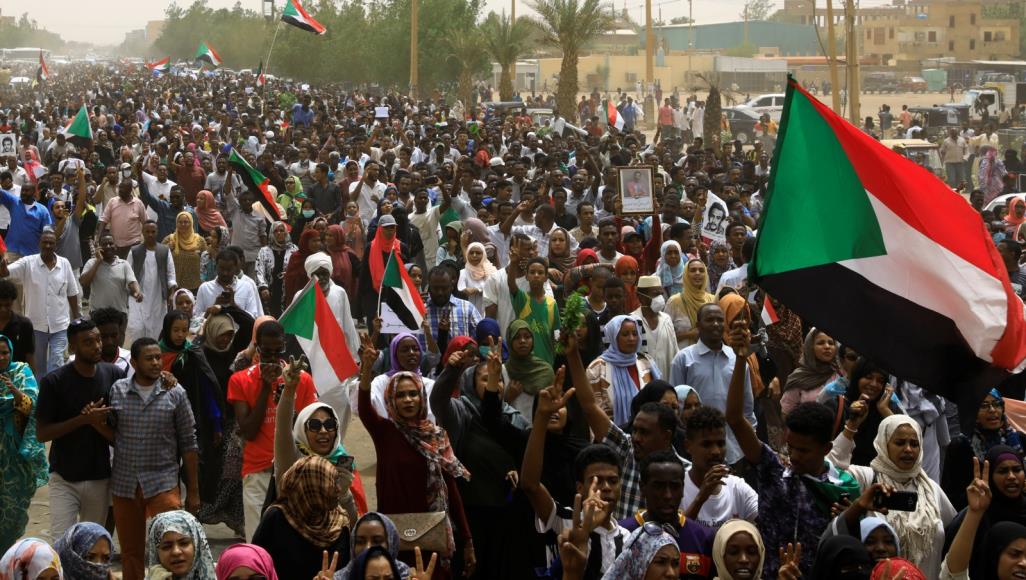 السودانيون لم يكتفوا بإسقاط البشير بل ضغطوا حتى أشرك المدنيون في تسيير البلد (رويترز)