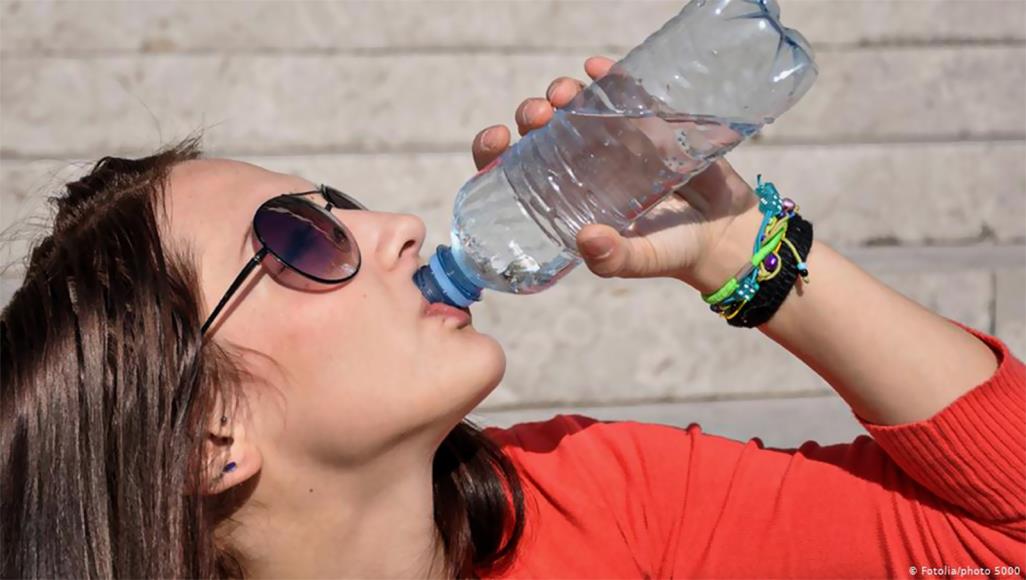 الصيام.. ماذا يحدث للكبد خلاله؟ وما فوائده للمعدة؟ وهل شرب الماء البارد مضر؟ شرب الكثير من الماء يساعد على طرد السموم من الجسم ويسهل الهضم ويمنع الإمساك (دويتشه فيلله)